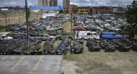 Actualmente hay más de 30.000 vehículos abandonados en los patios de Bogotá. La subasta es dirigida para fundidoras y los carros no se podrán vender por partes