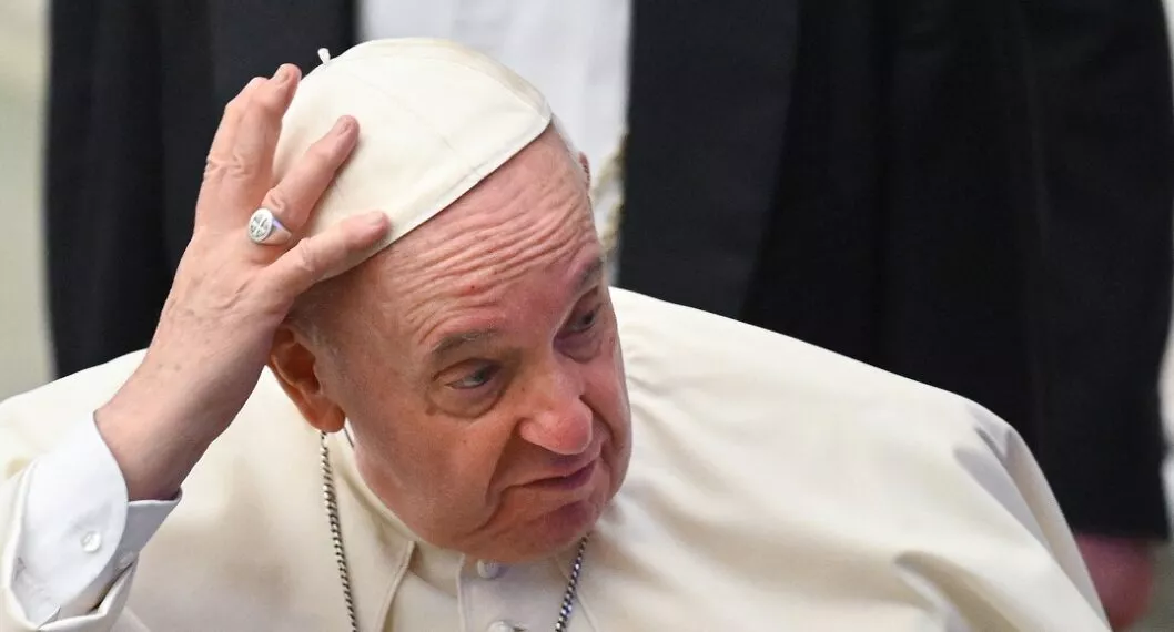 Imagen de papa Francisco ilustra artículo Preocupación en Iglesia católica porque donaciones se desplomaron
