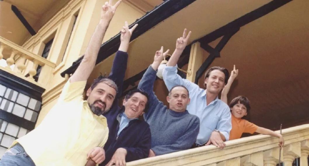 Róbinson Díaz, Juan Ángel, Fernando Arévalo, Patrick Delmas y Juan David Sánchez en la casa de 'Pecados capitales', a propósito de cómo se ve hoy esa propiedad ubicada en Bogotá.