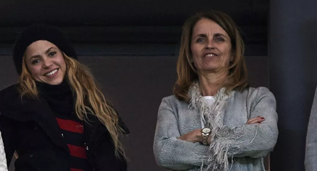 Shakira y mamá de Gerad Piqué, su suegra, en el estadio viendo al futbolista