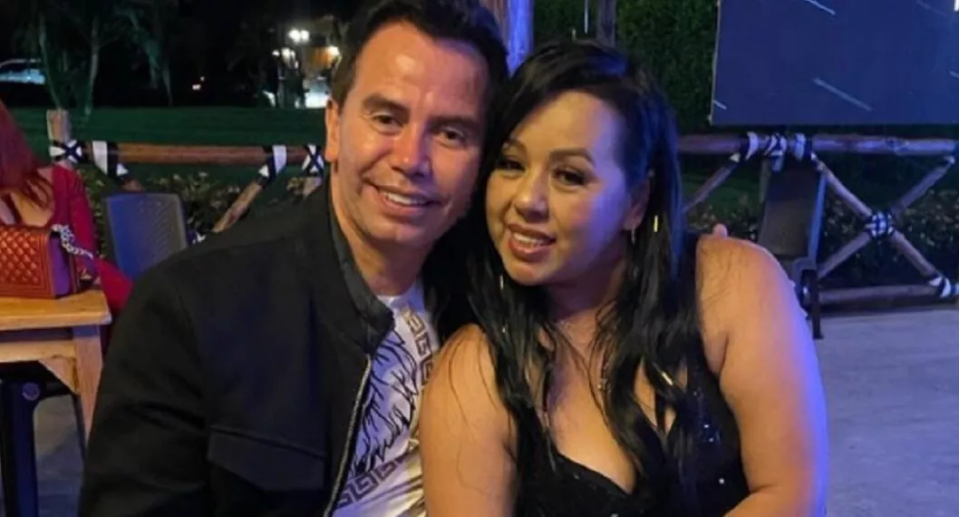 Yina Calderón revel´ó que su mamá, Merly Ome, está completamente enamorada del cantante música popular Jhonny Rivera tras y le pide un beso.