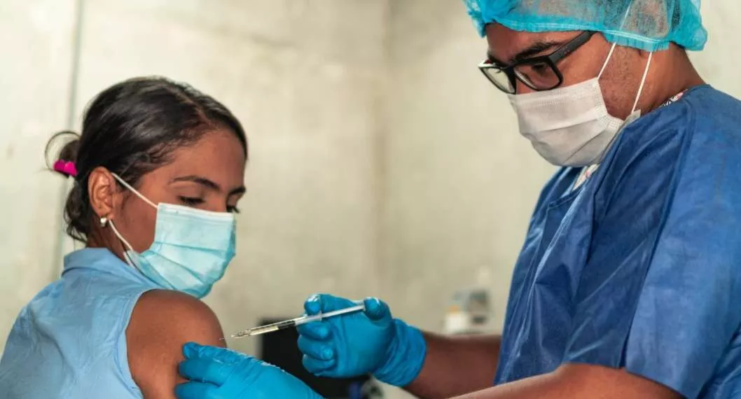 Foto de vacuna contra COVID-19 en Colombia, en nota de Coronavirus en Colombia: nuevos casos y muertes 30 enero 2022.