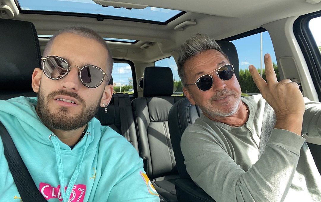 Ricky Montaner y su papá, Ricardo Montaner, ilustran nota sobre por qué él no tiene ese apellido