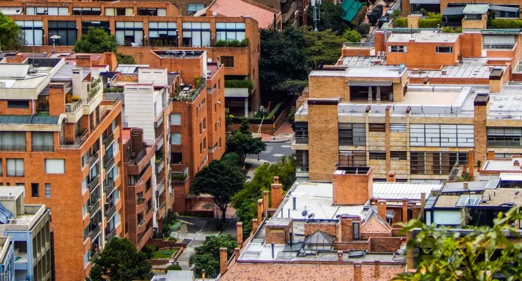 Vista panorámica de viviendas en Bogotá ilustra nota sobre los barrios más buscados para vivir