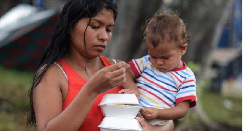Una mujer y su hijo reciben una ayuda alimentaria en Colombia.