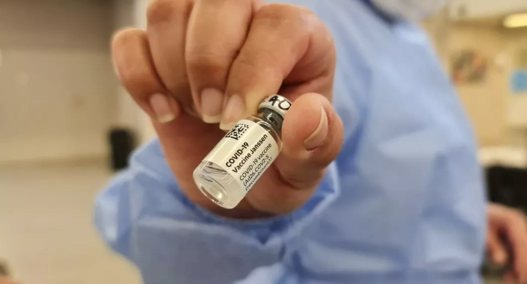 Vacunadora colombiana sosteniendo un biológico de la farmacéutica Janssen 