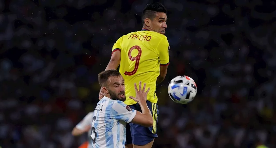 Radamel Falcao García lucha un balón en el partido de Colombia contra Argentina.