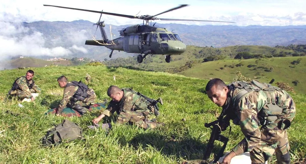 Imágenes de militares colombianos ilustra artículo Nueve muertos, deja bombardeo a campamento del ‘Clan del Golfo’ en Antioquia
