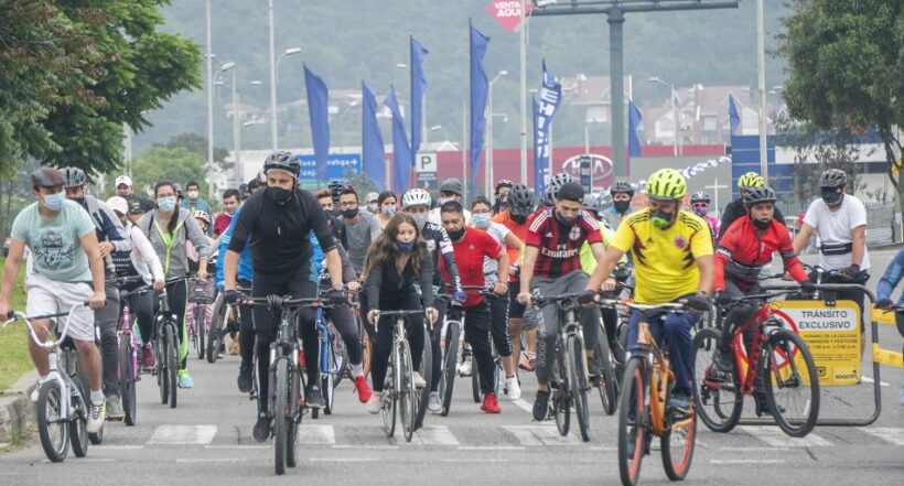 Ciclista en Bogotá ilustran nota sobre código QR que regalarán a ciclistas e Cundinamarca