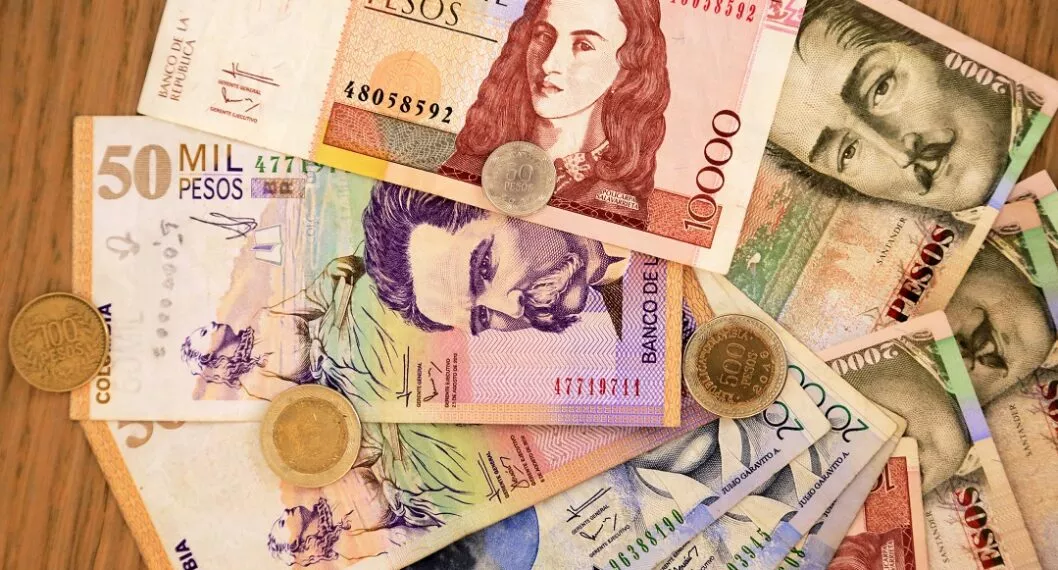 Billetes colombianos ilustran nota sobre cómo consultar si es beneficiario de la Renta Básica de Bogotá