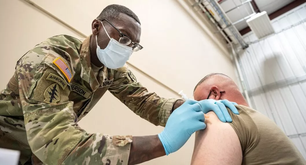 Imagen de vacuna a militar de EE.UU. ilustra artículo Ejército de EE.UU. dará de baja a soldados que no se vacunen contra COVID-19