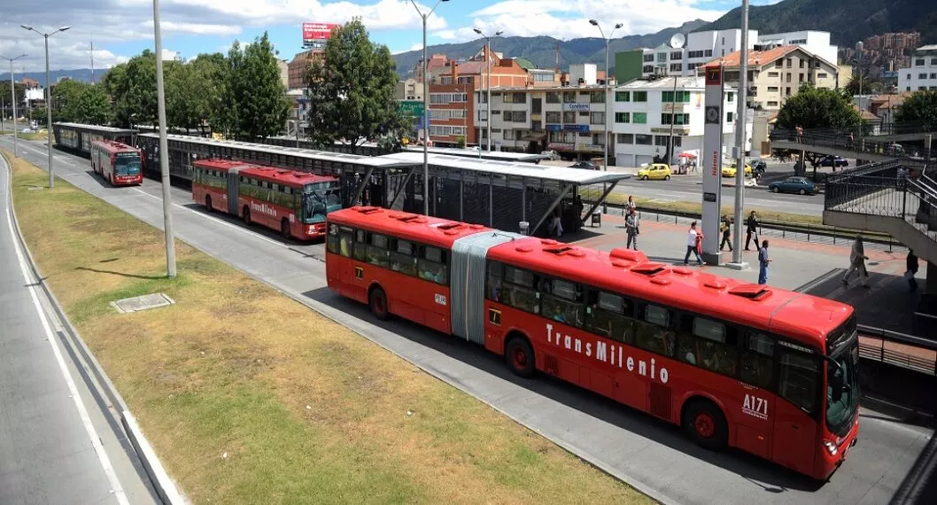 Bus de Trasmilenio pasando frente a estación ilustra nota sobre estaciones más inseguras del sistema
