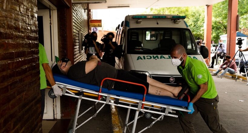 Un hombre presuntamente intoxicado con cocaína adulterada es ingresado a un hospital en Buenos Aires, Argentina.