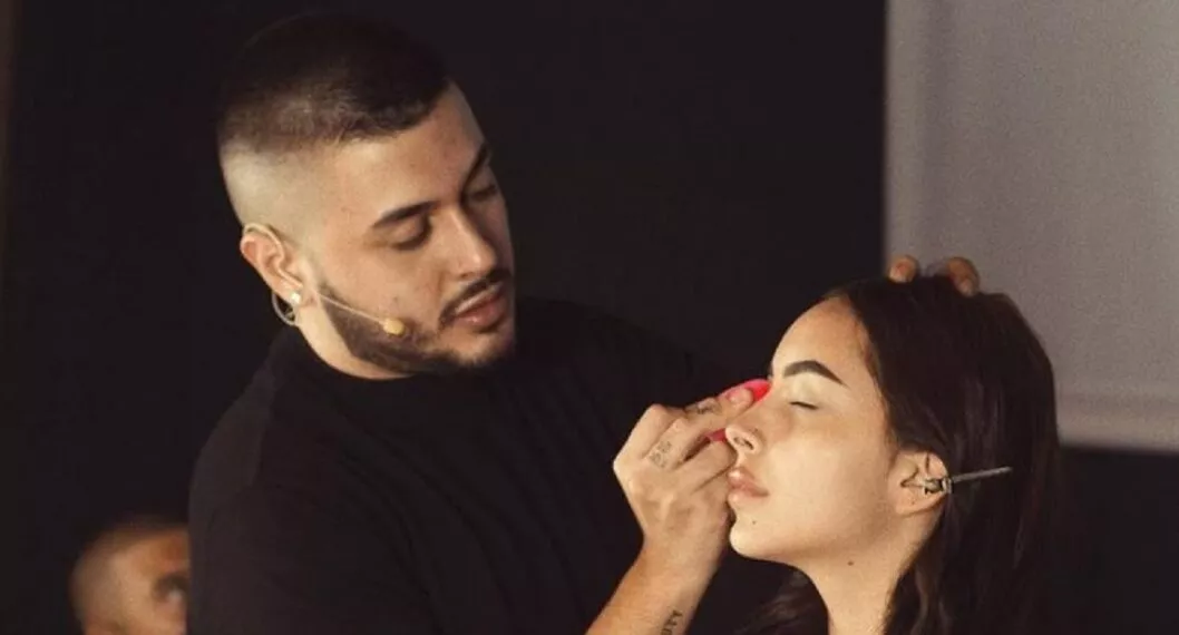 Imagen de Wil Ochoa maquillando a una de sus clientes antes de morir