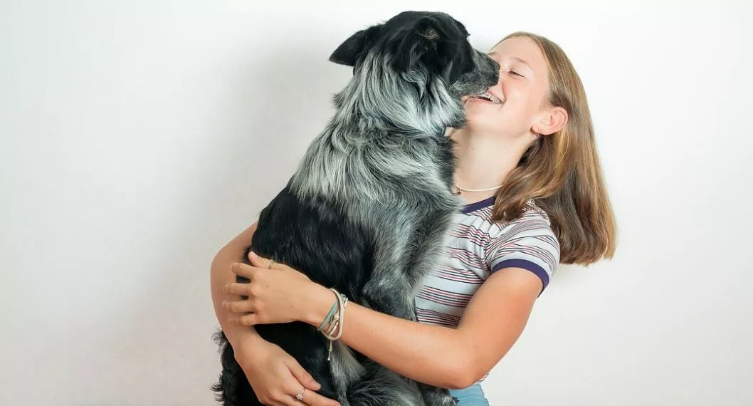 Niña besando a su perro ilustra nota sobre qué es petofilia