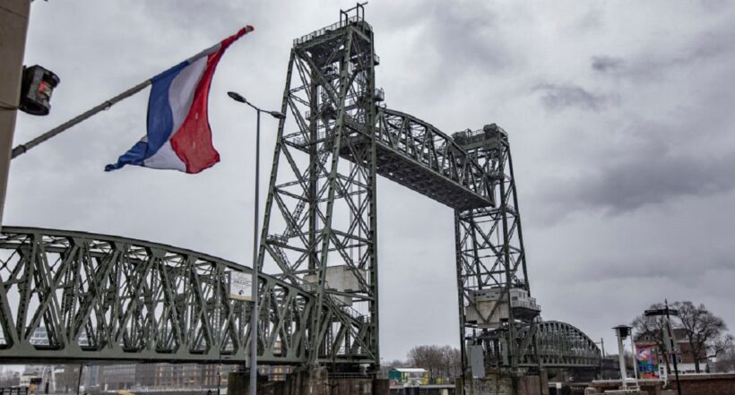 Imagen del puente de Rotterdam que afecta la salida del yate de Jeff Bezos