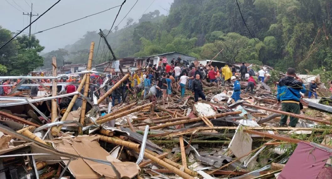 Personas que presenciaron el derrumbe en La Esneda aseguran que varias víctimas quedaron sepultadas por el alud de tierra mientras compraban alimentos.