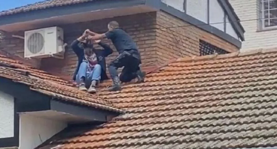 Video: Tras borrachera, joven se quedó dormido en el techo de la casa de amigo
