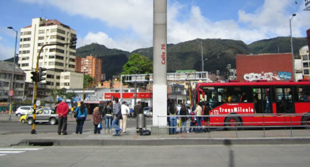 Bogotá hoy: estación de Transmilenio de la 76 fue escenario de robo en Bogotá, denuncia periodista.