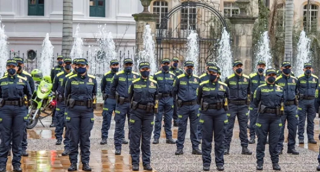 Imagen de varios policías con el nuevo uniforme de la institución a propósito del dinero que donó Estados Unidos para ayudar a la transformación de la fuerza armada