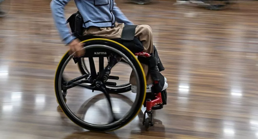 Imagen de persona en silla de ruedas ilustra artículo Colombiana hace parte del equipo que hizo caminar a tres parapléjicos 