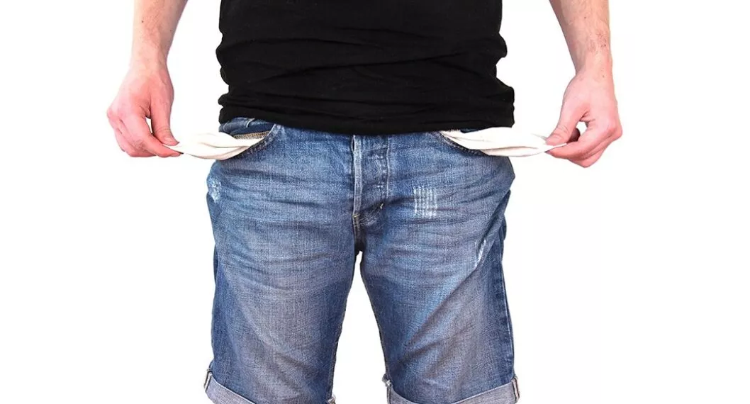 Persona con los bolsillos vacíos ilustra nota sobre subsidio para desempleados