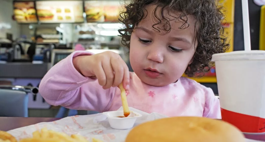 La OMS dice que la publicidad es el mayor causante y motivante a que los niños consuman comida rápida o denominada como 'chatarra'.