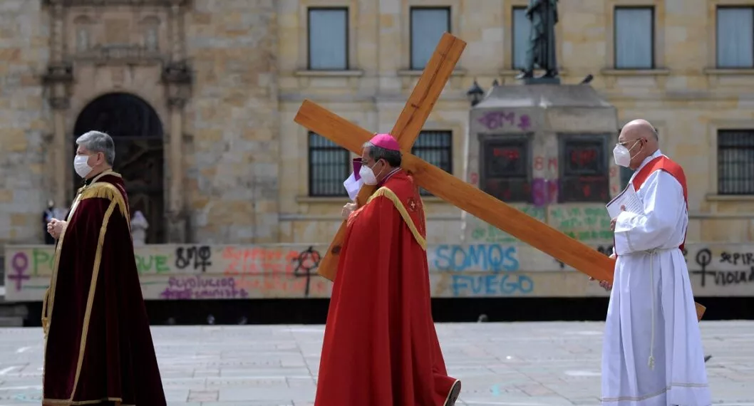 Sacerdotes en Bogotá con una cruz en Semana Santa, a propósito de cuándo es el miércoles de ceniza y la Semana Santa en 2022.