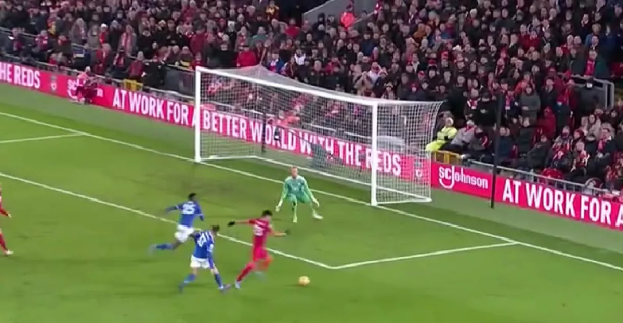 Luis Díaz casi hace gol con Liverpool hoy contra Leicester (video)