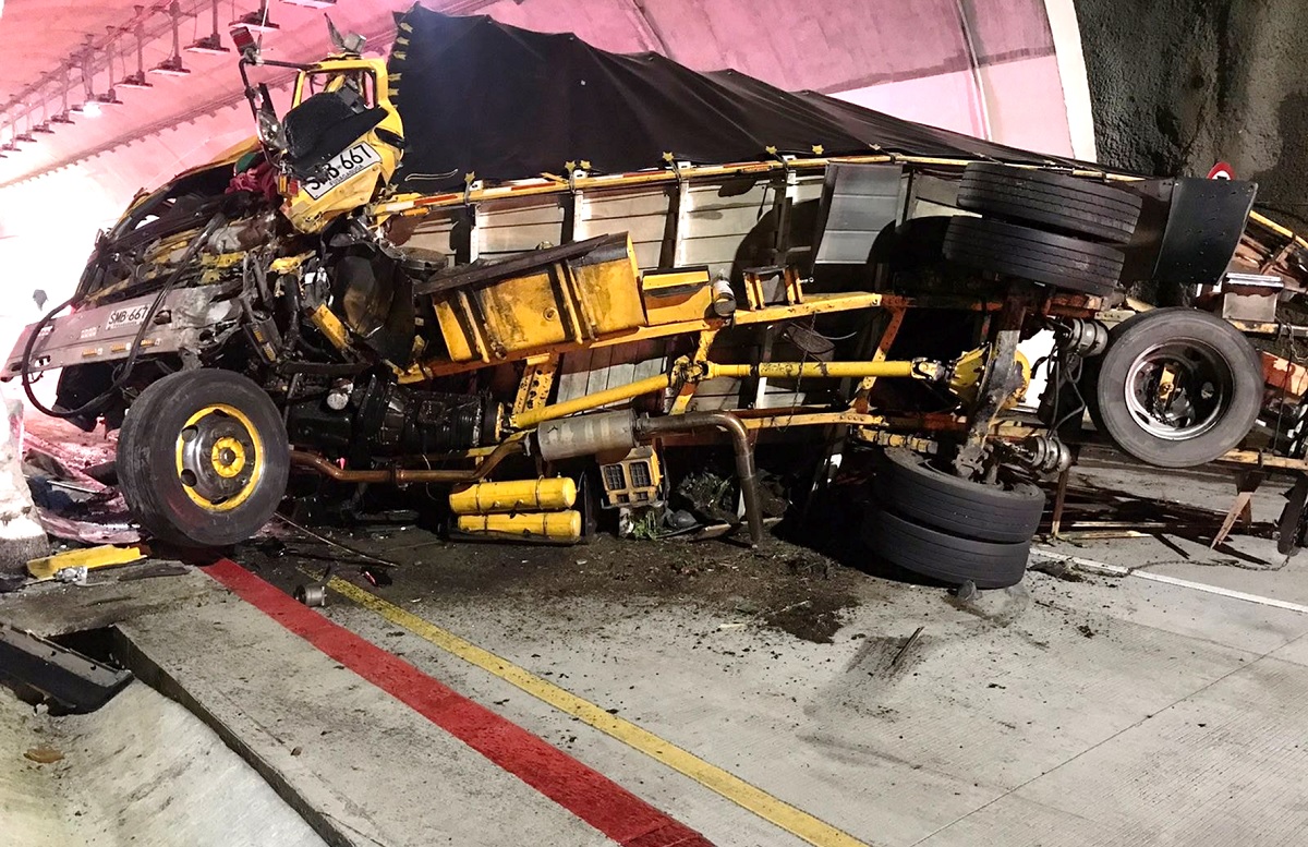 Accidente en túnel de La Línea: choque entre bus de pasajeros y camión; 3 heridos