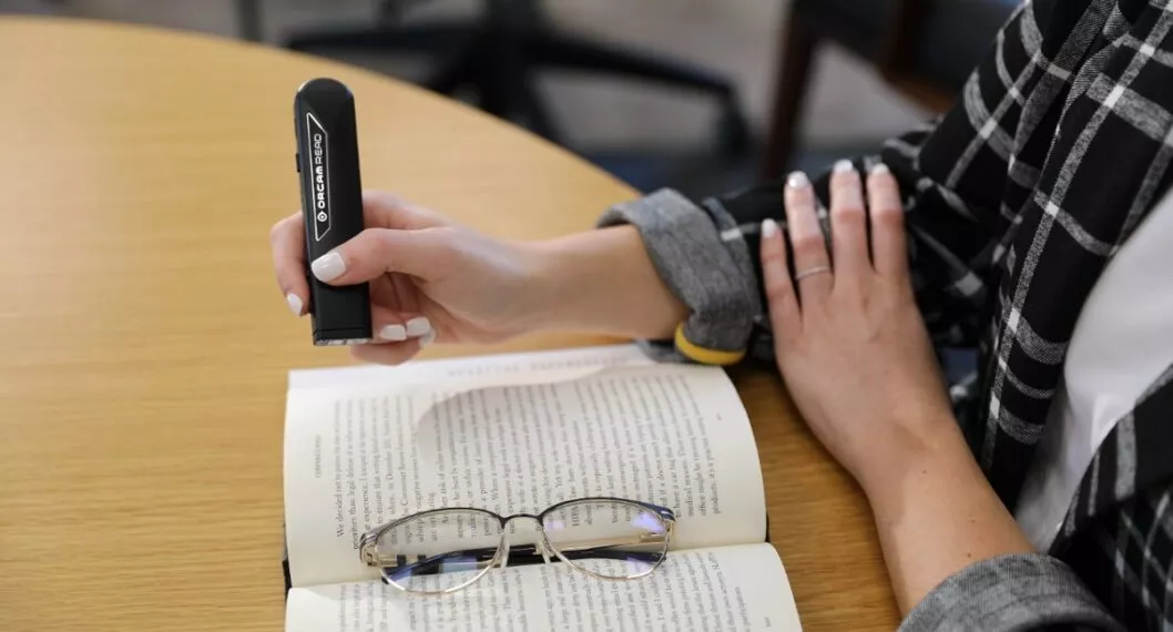 Imagen del Orcam que ilustra nota; Orcam Read, herramienta que narra libros para que no tenga que leer