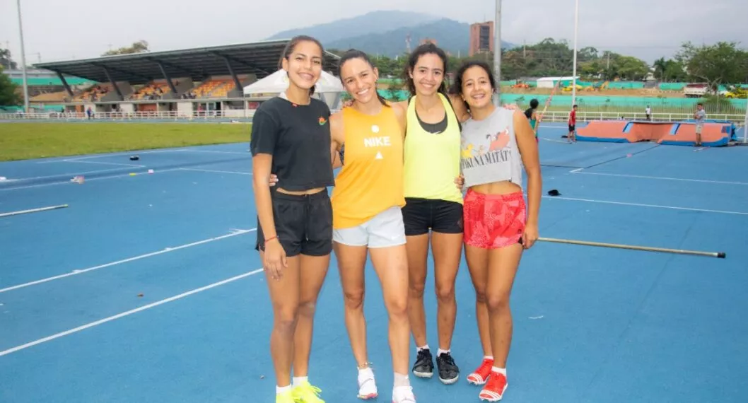 La entrenadora Catalina Amarilla Vargas, junto a sus pupilas Victoria Duarte (camiseta negra) y las hermanas Josefina (camiseta verde) y Florencia Bedoya.