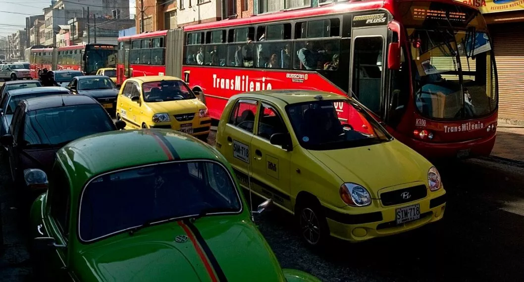 Carros y taxis en Bogotá, donde proponen dar descuento en impuesto de vehículos para ciudades donde el pico y placa sea de 10 horas diarias o más.