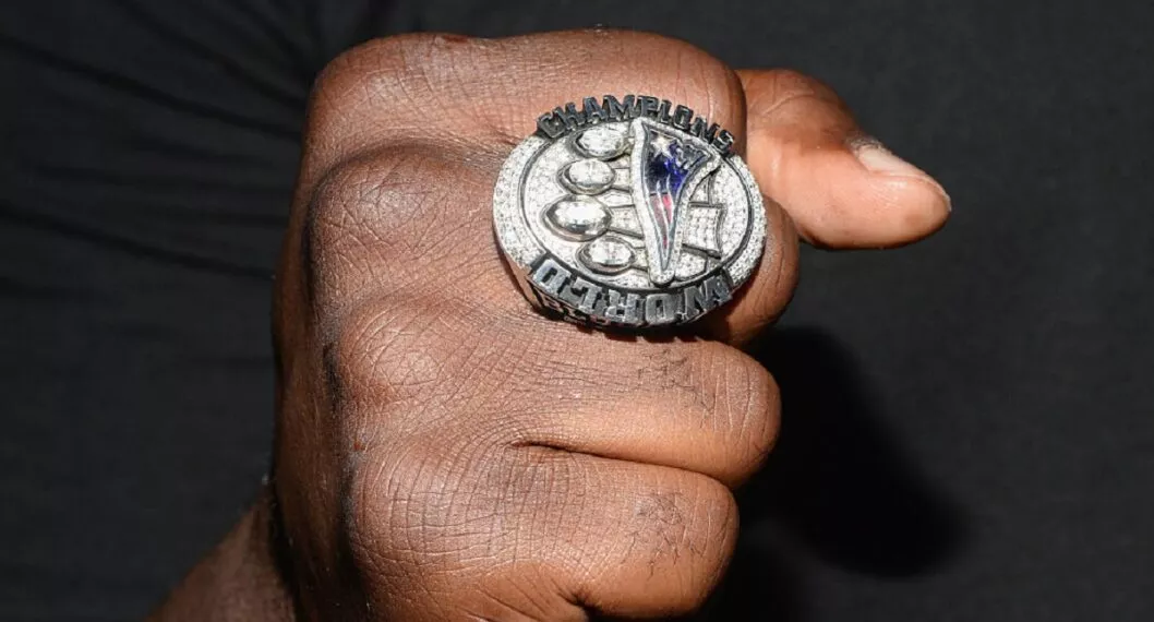 El jugador de la NFL LeGarrette Blount, mostrando con detalle su anillo del Super Bowl: cuánto cuesta