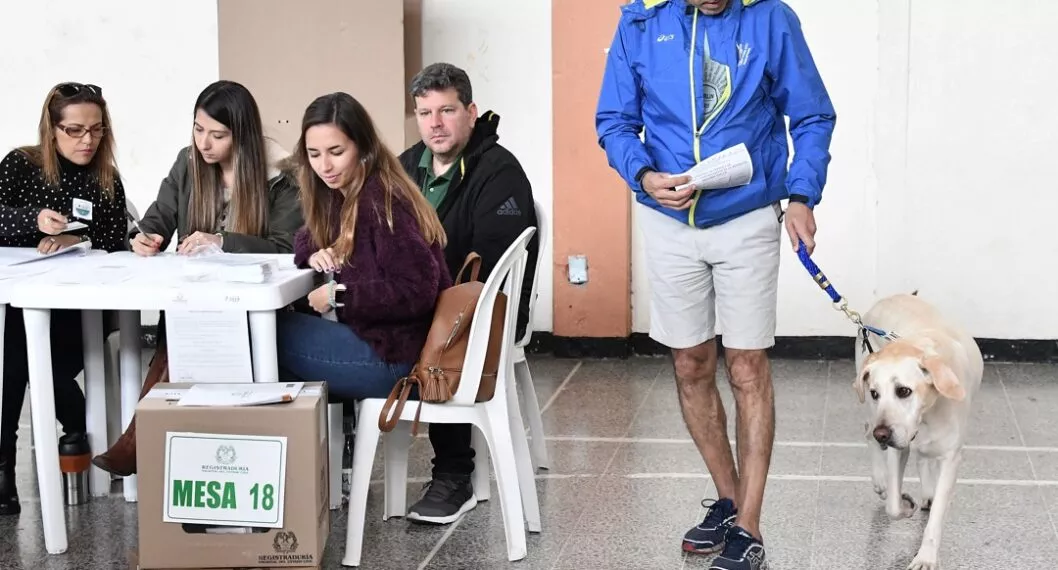 Jurados de votación en elecciones en Colombia ilustra nota sobre cómo saber si fue elegido