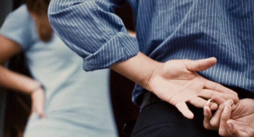 Imagen de un hombre quitándose su anillo de casado a propósito de la encuesta que dice que las personas prefieren pasa ese día con sus amantes