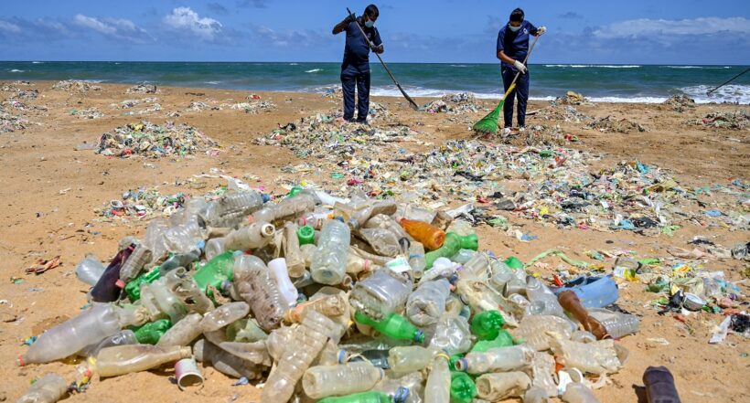 Imagen de desechos plásticos ilustra artículo Contaminación con plástico y químicos superó los límites soportables del planeta