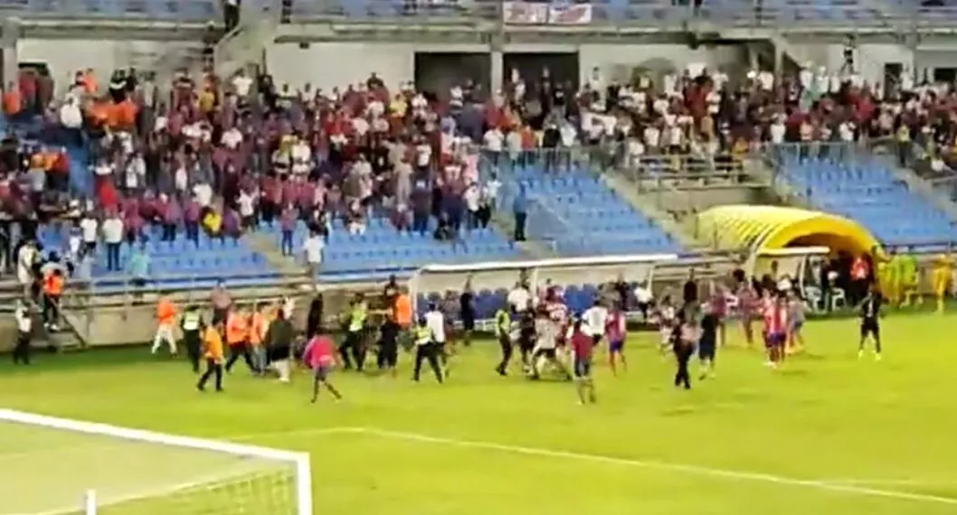 Hinchas invaden cancha en Santa Marta y hacen suspender Unión Magdalena vs. Bucaramanga.