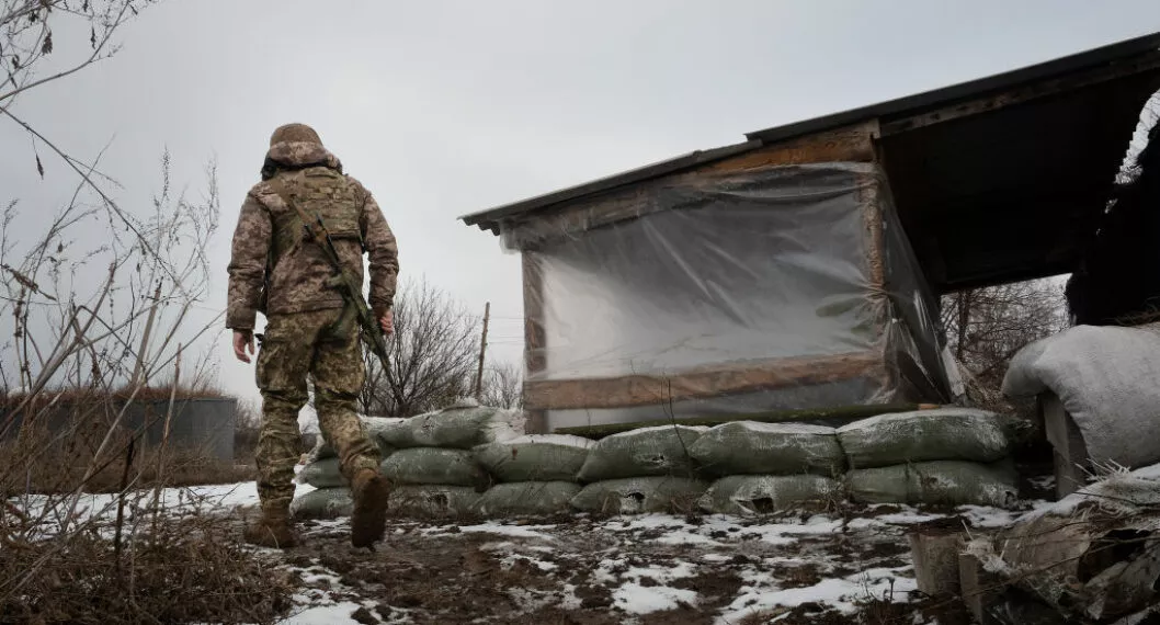 Un soldado ucraniano se retira de un puesto de control en medio de las tensiones con Rusia.