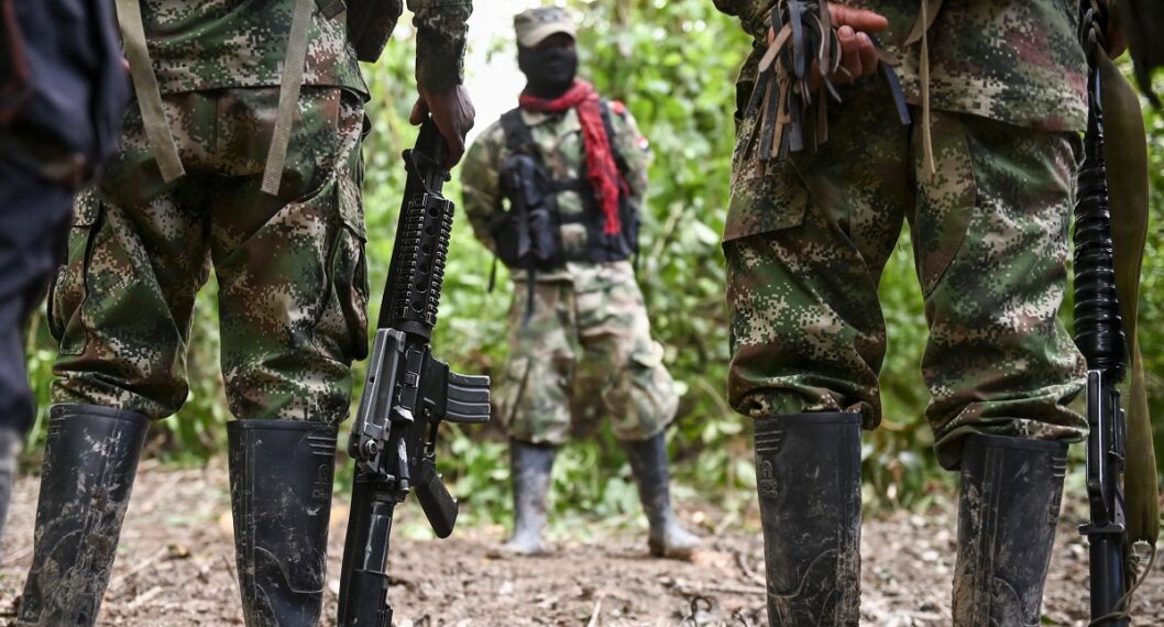 Imagen de guerrilleros del Eln ilustra artículo Magdalena Medio, otro foco de guerra en Colombia