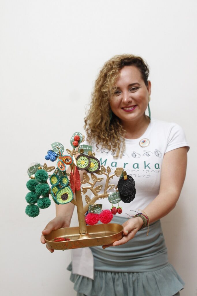 Viviana Mantilla, empresaria de bolsos realizados de bolsas recicladas. //Foto: Luis Eduardo Herrán – El Universal.