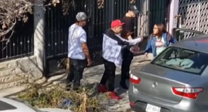 A pesar de que uno de ellos pensó en quedarse, abandonó el lugar después de darse cuenta de que estaba siendo grabado.