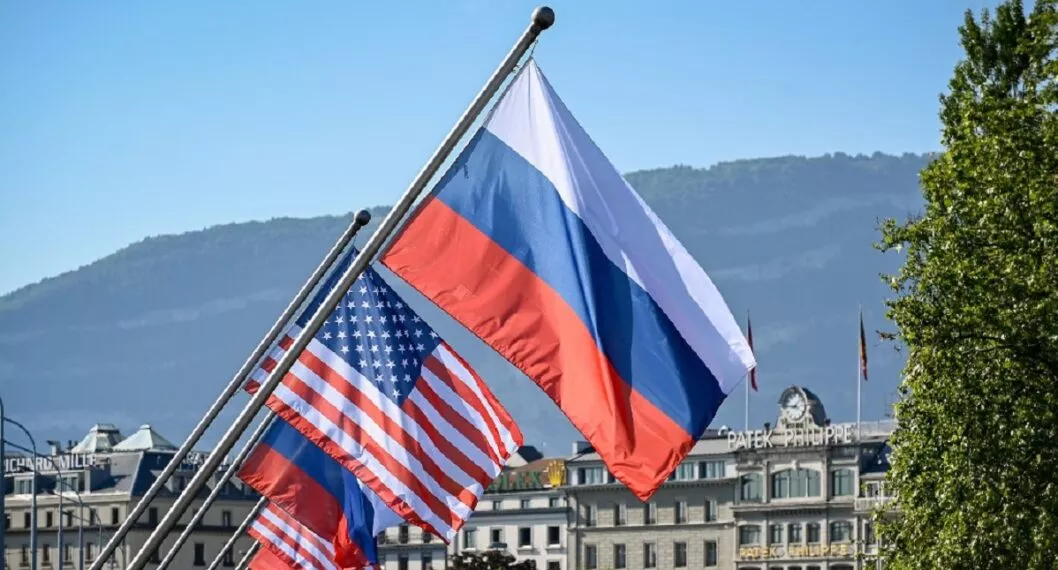 Banderas de EE. UU. y Rusia. 