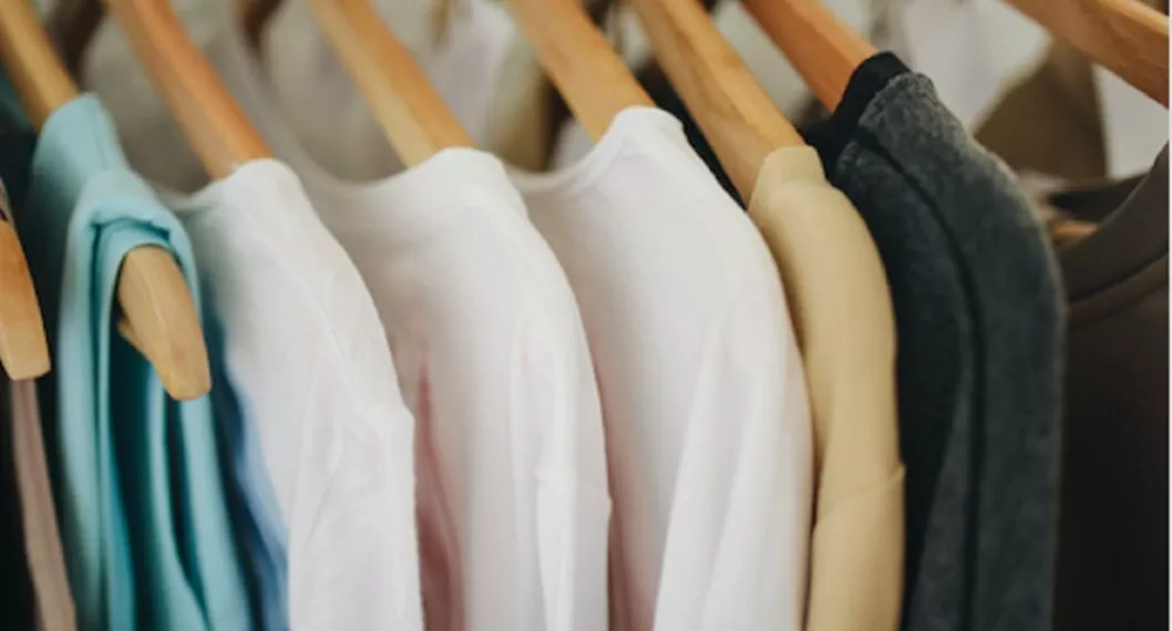 Imagen de prendas colgadas ilustra artículo Cinco tiendas para conseguir ropa de segunda en Instagram