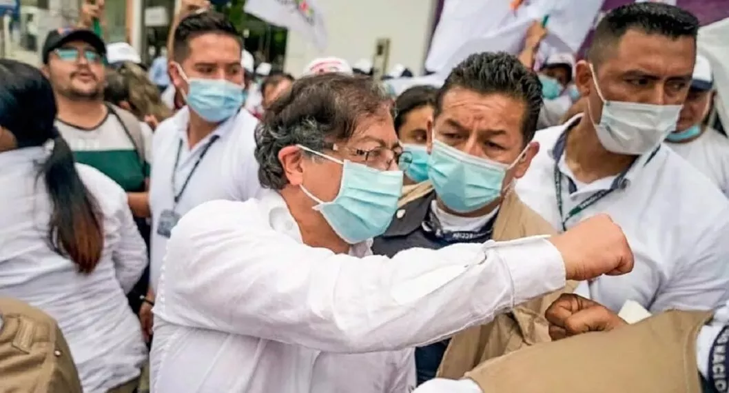 Gustavo Petro, usando tapabocas durante su campaña política.