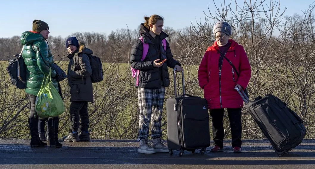Imagen de personas en la frontera entre Ucrania y Rusia ilustra artículo Alemania y Francia piden  sus ciudadanos que “salgan ya” de Ucrania