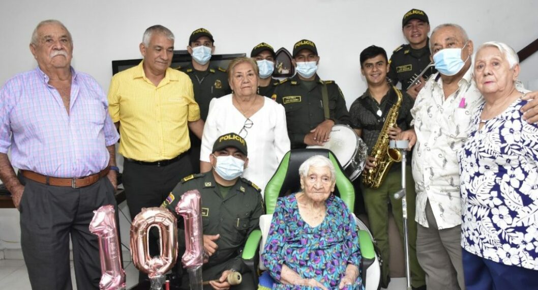 Doña Elvia Silva Náglez junto a sus hijos y la papayera de la Policía Metropolitana de Ibagué.