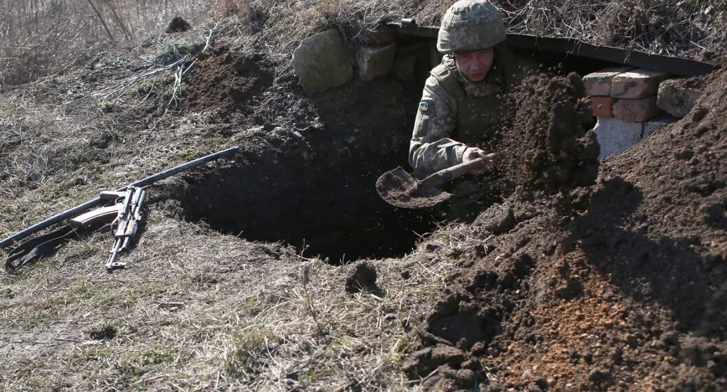 Imagen de soldado ucraniano ilustra artículo Rusia y Ucrania se echan tierra mutuamente, pero a la vez piden diálogo