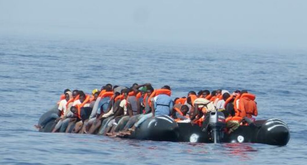 Barco con migrantes a propósito de los dos africanos que fueron arrojados al mar en Grecia