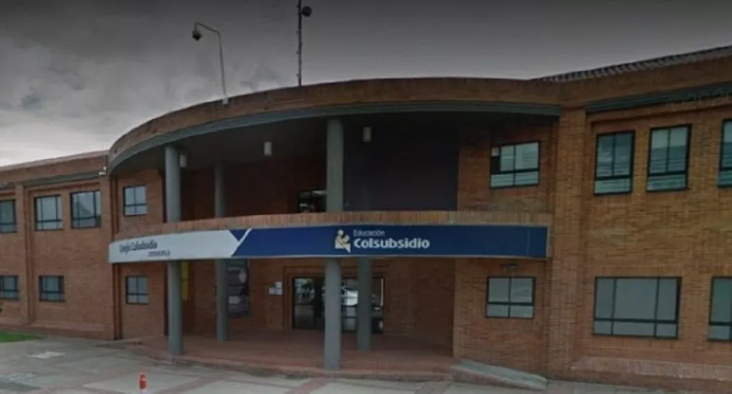 lantones en el Colegio Ciudadela Colsubsidio en rechazo del presunto abuso del que habría sido víctima una niña de nueve años a manos de un profesor.